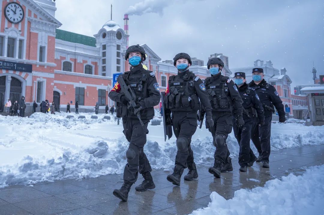 寒潮来势汹汹 他们在雨雪中为群众出行护航